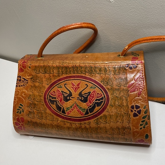 Vintage Carmel Colored Tooled Dyed Leather Crossbody/Shoulder Handbag - Picture 4 of 11